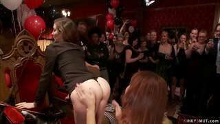 Dve veľké prsia MILF otrokov Simone Sonay a Syren de Mer vo verejných Bday party pani Princezná Donna Dolore dostať hrdla banged