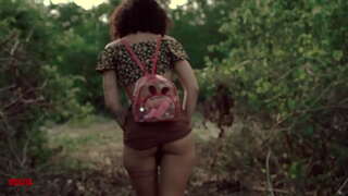 Сексуалды іш киімдегі сексуалды қыз өзінің кискасын мастурбациялайды