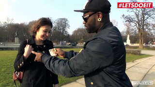 BRANDWONDE BUS - #Meggie Marika - Sexy Gat Bunette Harde Geboor Op die Bus Deur die Groot Swart Piel