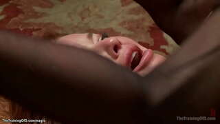 Мастер Жеймс Могул тренирует рыжеволосую милфу-стажерку менен чоң сиськами Веронику Авлув, андан кийин чоң кара мүчөсү gimp Mickey Mod трахает аны анал ак свайной болду