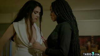 ́� boobed 레즈비언스에 의해 만족은 그녀의 블랙 직원