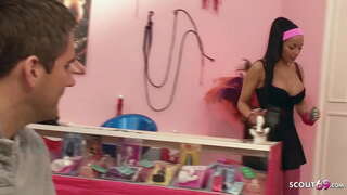 Досту Латиноамериканку белән зур сиськами һәм матур задницей обманом заставили грубо трахнуться Эштә