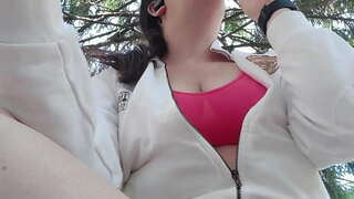 Nicoletta azt mutatja, hogy a kemény mellbimbók nyilvános helyen, mint a szív játszik a mellét