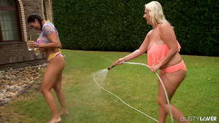 Dildo Vložení a Kozičky Sání pro Dvě Busty Lesbičky