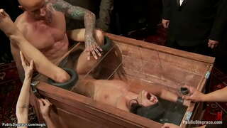 Mladi рабыню crnka Адриану Чечик poveze voze u boks, a zatim velikim član jeben Astralne Prašinom pod nadzorom gospođe princess Donna Долоре u javnosti