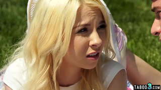 ���ොවුන් stepsister එක්ක නිදාගත්තා දළ වශයෙන් උද්යාන එළිමහන්