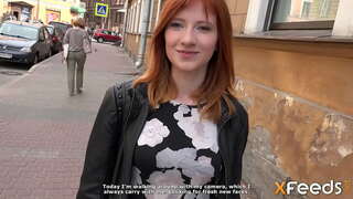 Szépség ad neki egy blowjob van szex a kanapén doggystyle, illetve más jelent, hogy bájos lány nyögés