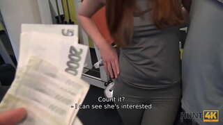 HUNT4K. Am arian ddyn profiadol yn caniatáu i helwyr i fuck GF iawn yn y gampfa