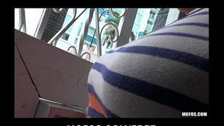 Подруга грудної брюнетки Сабріни Тейлор добре робить публічний мінет