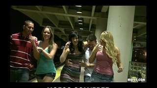 ���ൂന്ന് ചൂടുള്ള sluts തുടക്കം orgy in public while waiting for the train