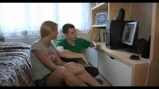 Hezká brunetka holka jezdí do tuku kohout