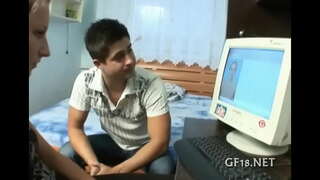 ˶�쾌한 병아리를 올린 그녀의 긴 다리입니다.