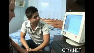 Docela právní věku teenager dívka stojí psí móda