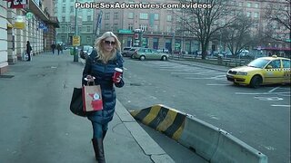 К идеальным сиськам рыжеволосой милашки нежно прикоснулись