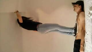 Жорстока пані топче свого раба