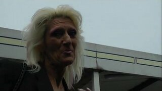 ���কটি বৃদ্ধা বন্ধ দেখায়