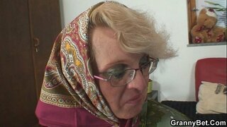 Тэр тааламжтай нь танихгүй залуу