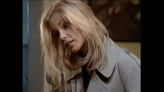 Gina Egër nevojë jerks burrin e saj, ndërsa në telefon pastaj e bën atë sperma para se ajo të lë