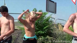 Y. блондинка займається публічним сексом на вулиці серед білого дня