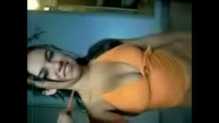 Hottie جوان مصرف کردن لباس