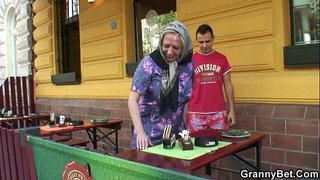 Чоң бабушкины сиськи выебанная катуу