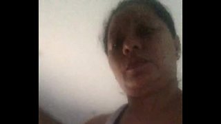 Se masturbeaza in fata camerei