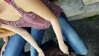 духтарон бо даунблоус дар уличном паблике