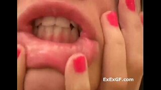 Великолепная миниатюрная девушка дразнит свое обнаженное тело в душе