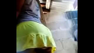 в моей желтой юбке жана фиолетовых трусиках.