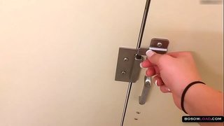 Ard-Mile club brunette pussy fingering &amp;amp; big tits nádúrtha