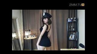 ���ी Suwan वर्दी हट नृत्य