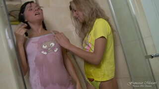 Dy lezbike adoleshentët kanë një orgazmë e vërtetë me anal dildo në dush