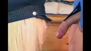 ���್ರೆಟಿ ಸ್ತ್ರೀ ಪೋಲೀಸ್ ಬಾಯಿಯಿಂದ ಜುಂಬು ಕೈಗವಸುಗಳು ಮತ್ತು ಸ್ಟಾಕಿಂಗ್