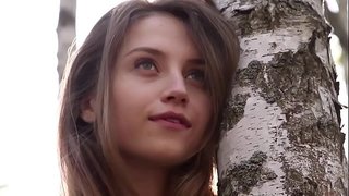 Benotzerkont jonk Fra Nicolina zitt Hir Kleedung an de Bësch