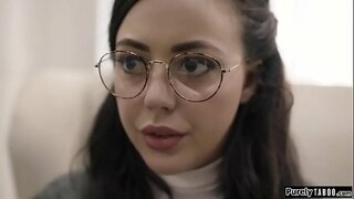 Апошні сродак для праблемных нявінніц - сацыяльны работнік, з якім яна сустракаецца.Ён адзіны, хто можа дапамагчы ёй і яе сястры, але за гэта даводзіцца плаціць.Ён хоча, каб яна занялася з ім сэксам.Не маючы іншага выбару, яна бярэ ў горла яго член і дазваляе яму з&#039;есці яе, перш чым ен трахне яе