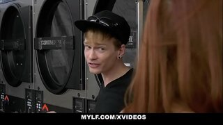 Тугая пизда (VannaBardot) Милфа лижет аның клитор (SereneSiren)