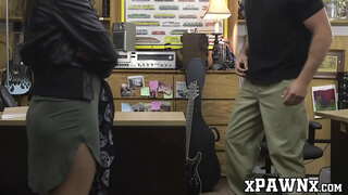 ���ೊಡ್ಡ ಕುಂಡೆ ಬೆಡಗಿ ಪ್ಯಾದೆಗಳು ತನ್ನ ಗಿಟಾರ್ ಮತ್ತು ತುಲ್ಲು