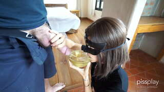 Кир Терең глотка менен Рвотными позывами үчүн Рабыни - Выпивает миску зааранын!