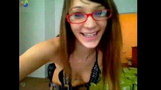 Geeky Teen Teases air Cam agus thèid freaky