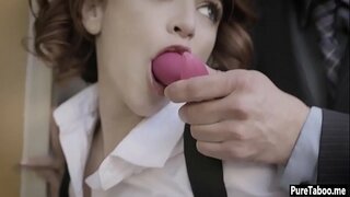 Сумасшедший кармалды канааттандырып, аналом миниатюрную күчү