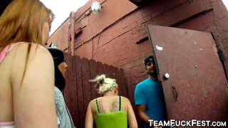 Horny guy obtient de baiser stars du x