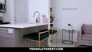 Молоденькая бабе омогућава вам да однокласснику јебеш га у замену за њене контролне рада