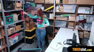 ���ੰਬੀਆਂ ਲੱਤਾਂ teenie ਮਿਲੀ ਫੜਿਆ ਸ਼ਾਪਿੰਗ ਮਾਲ ਵਿੱਚ ਪ੍ਰਾਪਤ ਕਰਦਾ ਹੈ, ਅਤੇ ਇੱਕ ਮੋਟਾ ਚੁਦਾਈ