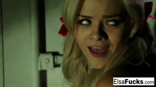 Blonde babe hace sacudir