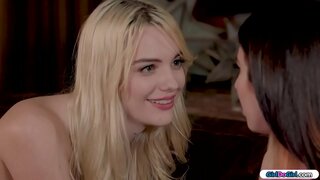 Brunette yn edrych ar gyfer y pell ac yn gofyn iddi melyn anghysbell os mae hi&#039;n gwybod lle y mae.Pob noeth mae hi yn troi o gwmpas gyda anghysbell yn ei ass.mae ei gyd yn rhan ei lacio i fyny ac mae hi&#039;n seduces ei.Maent yn cusanu ac mae hi&#039;n licks ei pussy cyn facesitting ei