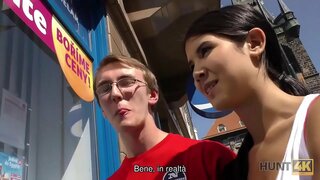 HUNT4K. ที่ cuckold นเด็กเนิร์ดก็คือมีความสุขที่ต้องจ่ายเงินเลี้ยงจิ๋มของแฟนสาวของเขา