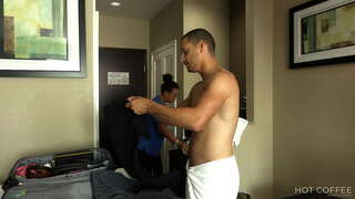 ���ది సేవ! Big booty Latina gets fucked doggy style అతిథి మరియు squirts తన ఛాతీ మీద.