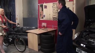 Cind troia slutty MILF gyda dim arian yn talu yn y natur yn gwneud ei hun yn gwneud popeth