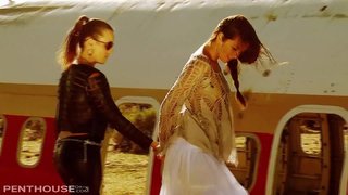 ���ซ็กซี่เลสเบี้ยนดวงดาว Allie กับเจนน่า 69 และ fingerbang อยู่ในทะเลทราย