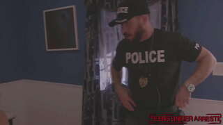 Полицейски прецака прекрасна млада сладурите